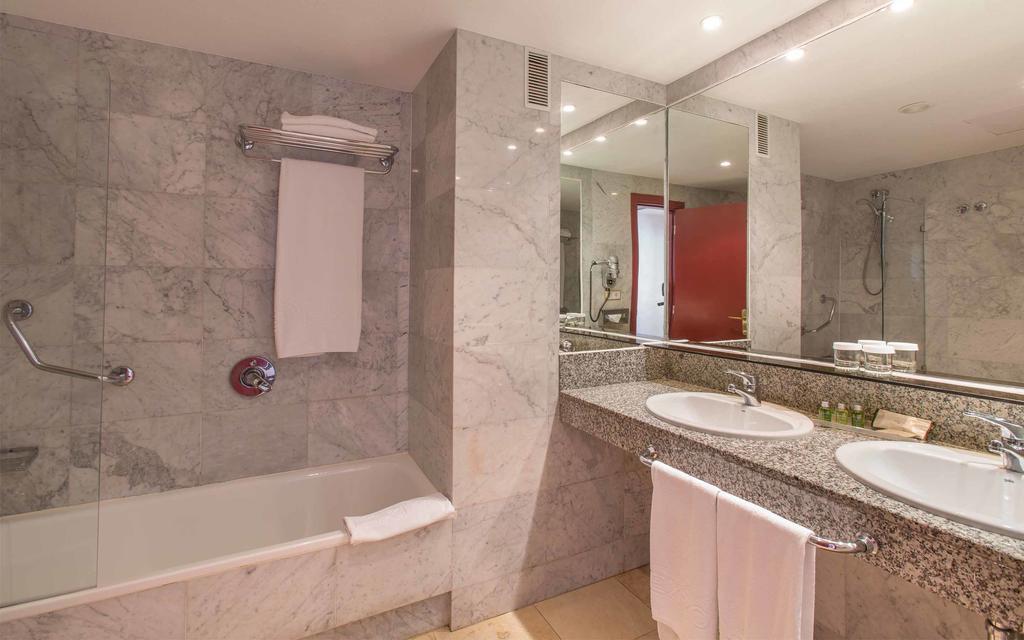 Double Room with Sea View (2 Adults)