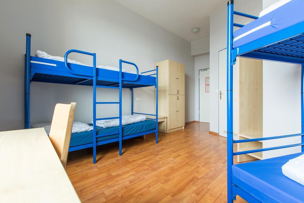 Cama en habitación compartida con 4 camas