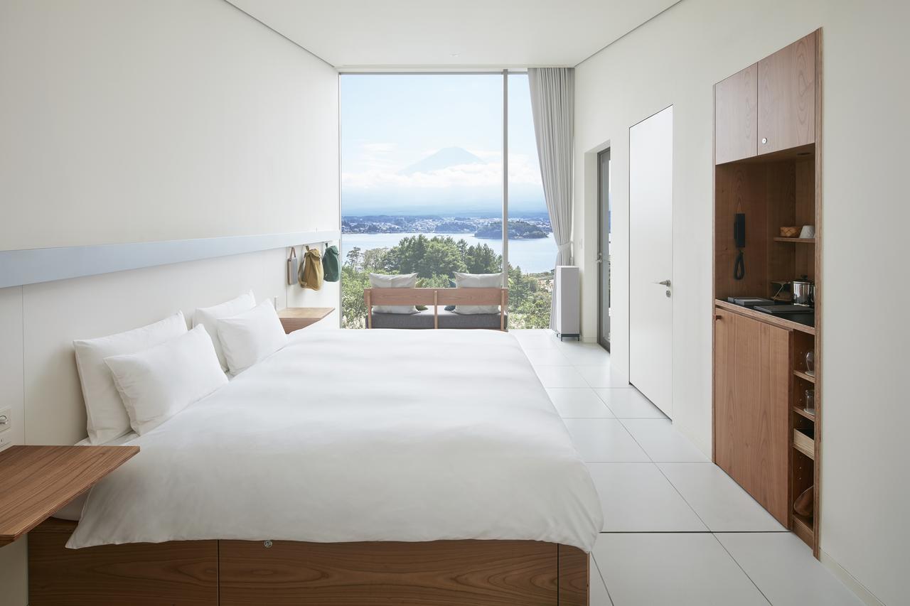 Zimmer mit Kingsize-Bett und Seeblick