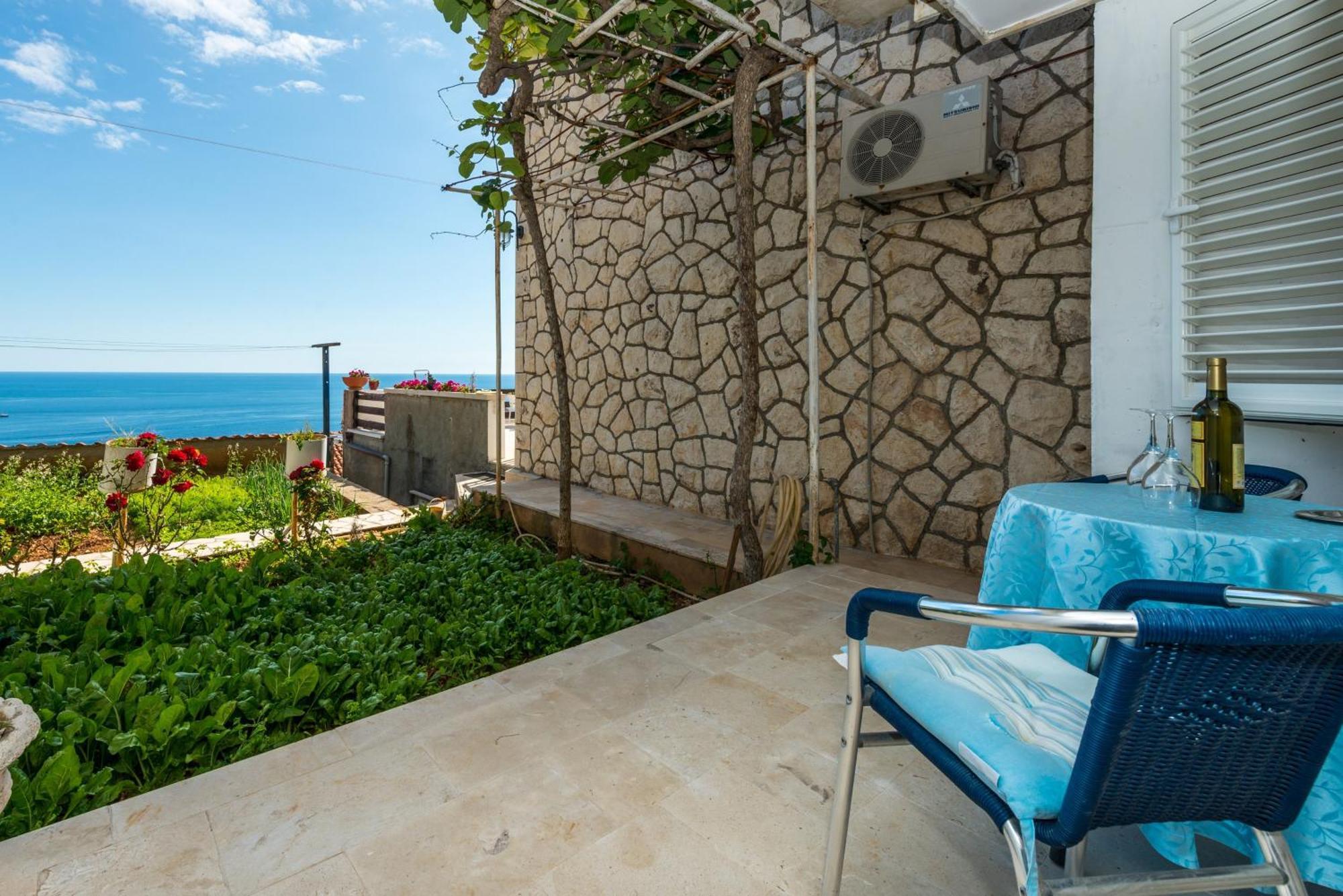 Estudio con terraza y vistas al mar