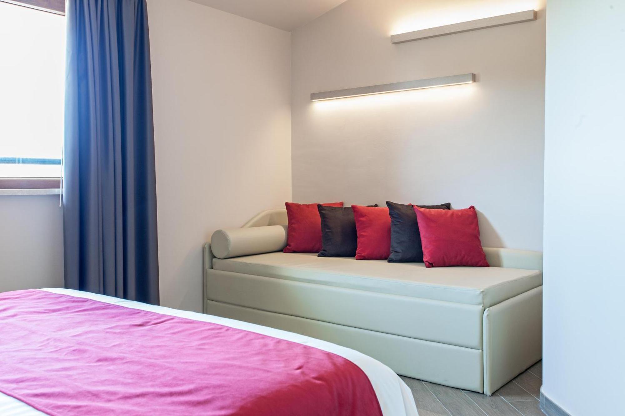 Superior Triple Room,689108886:JPEG