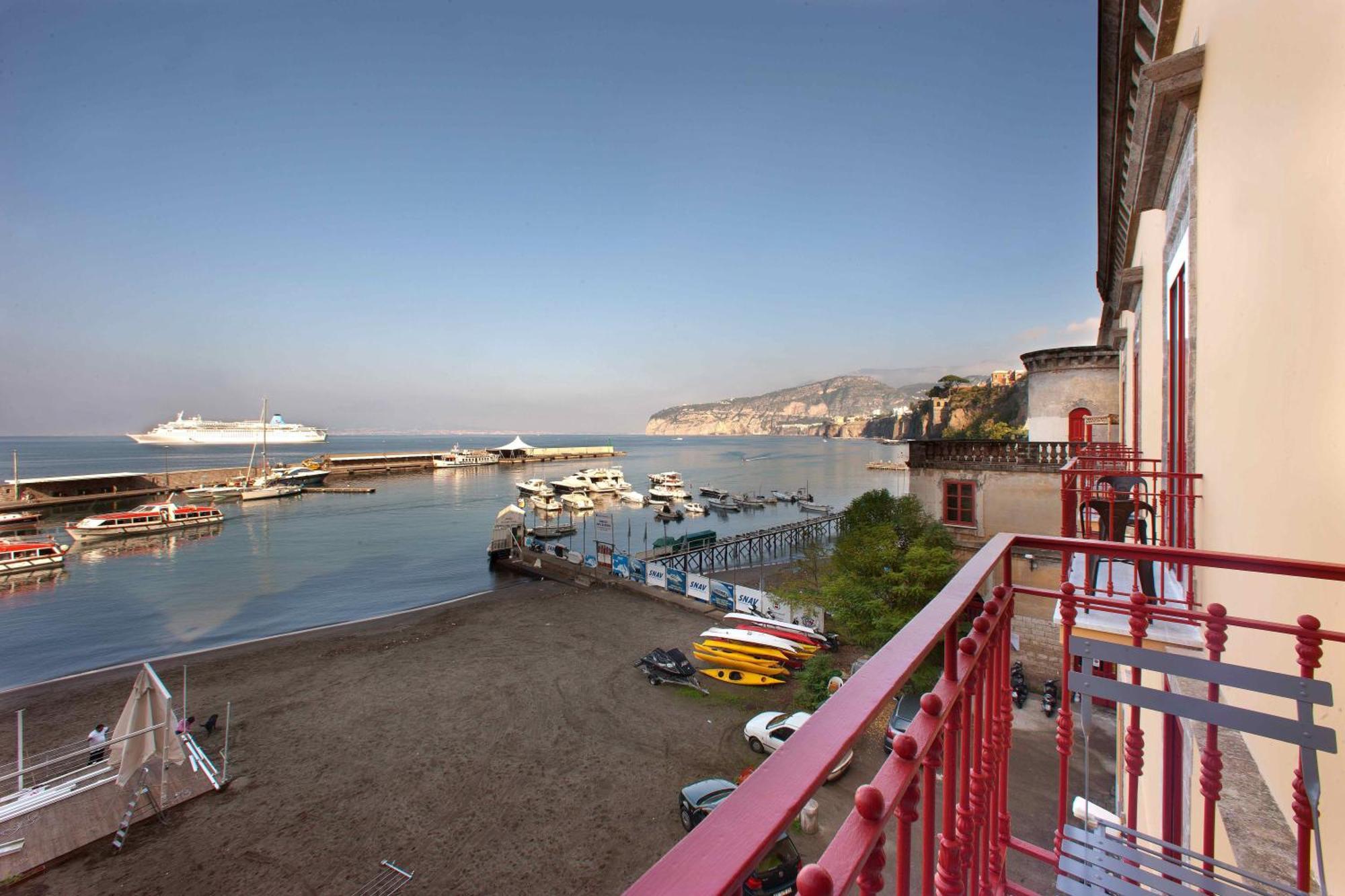 Deluxe tweepersoonskamer met balkon en uitzicht op zee