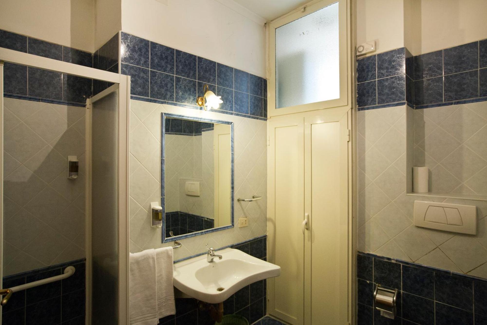 Quarto com Cama de Casal ou 2 de Solteiro