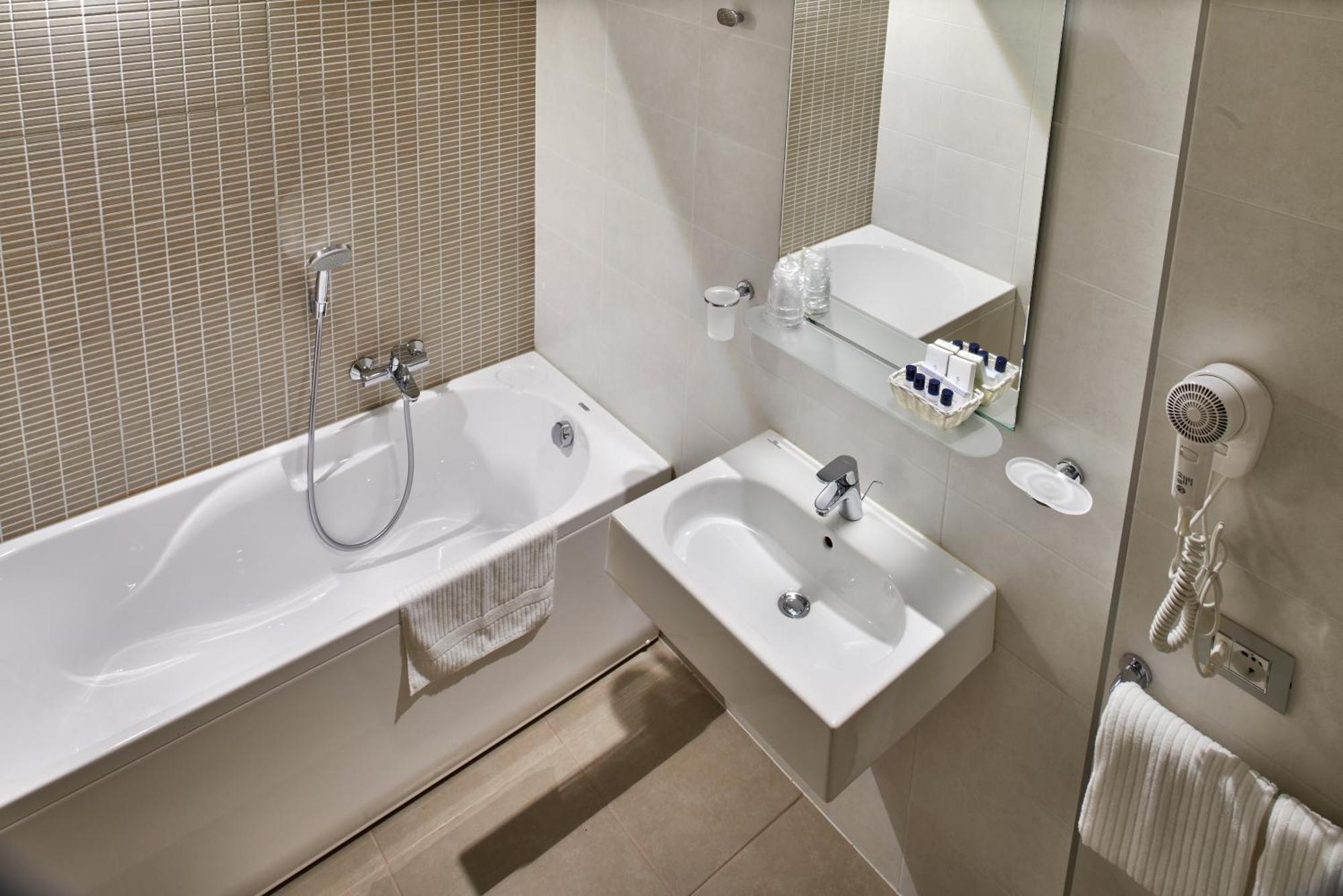 Deluxe Double or Twin Room,1580144405:JPEG