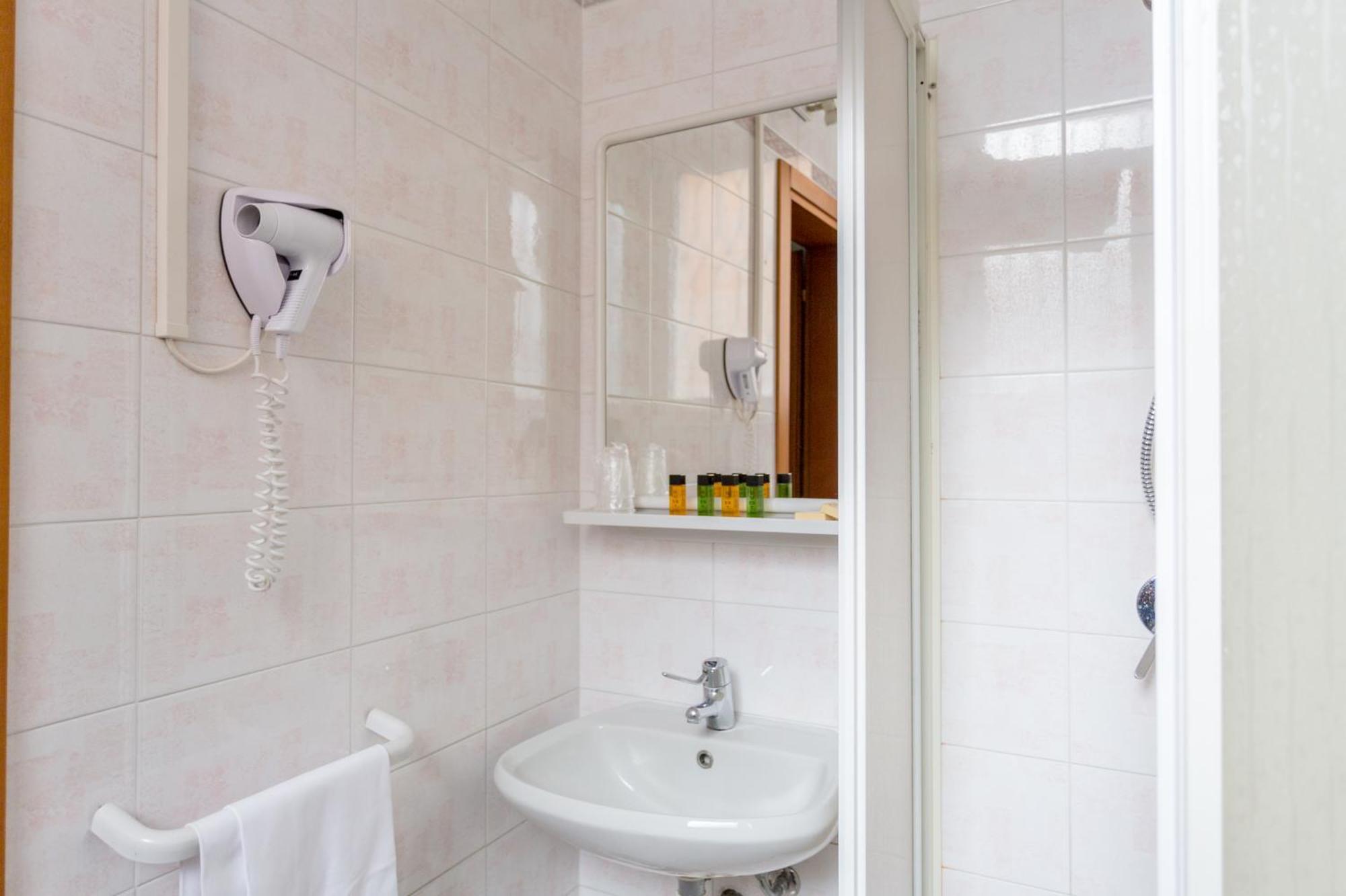 Double Room with Private Bathroom,822806477:JPEG