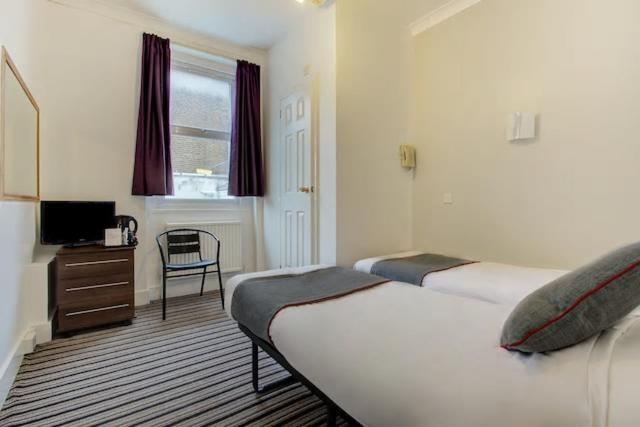 Standard Twin Room with Shared Bathroom,945808885:JPEG