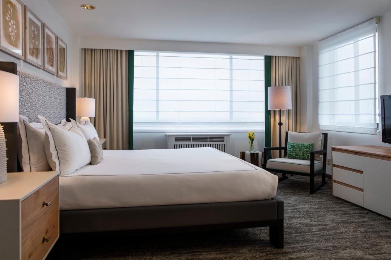 Zimmer mit Kingsize-Bett und Stadtblick