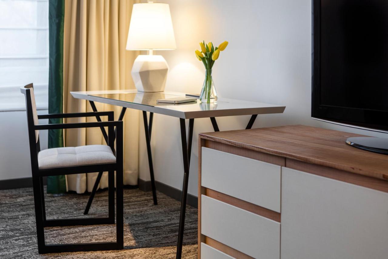 Zimmer mit 2 Queensize-Betten und Stadtblick