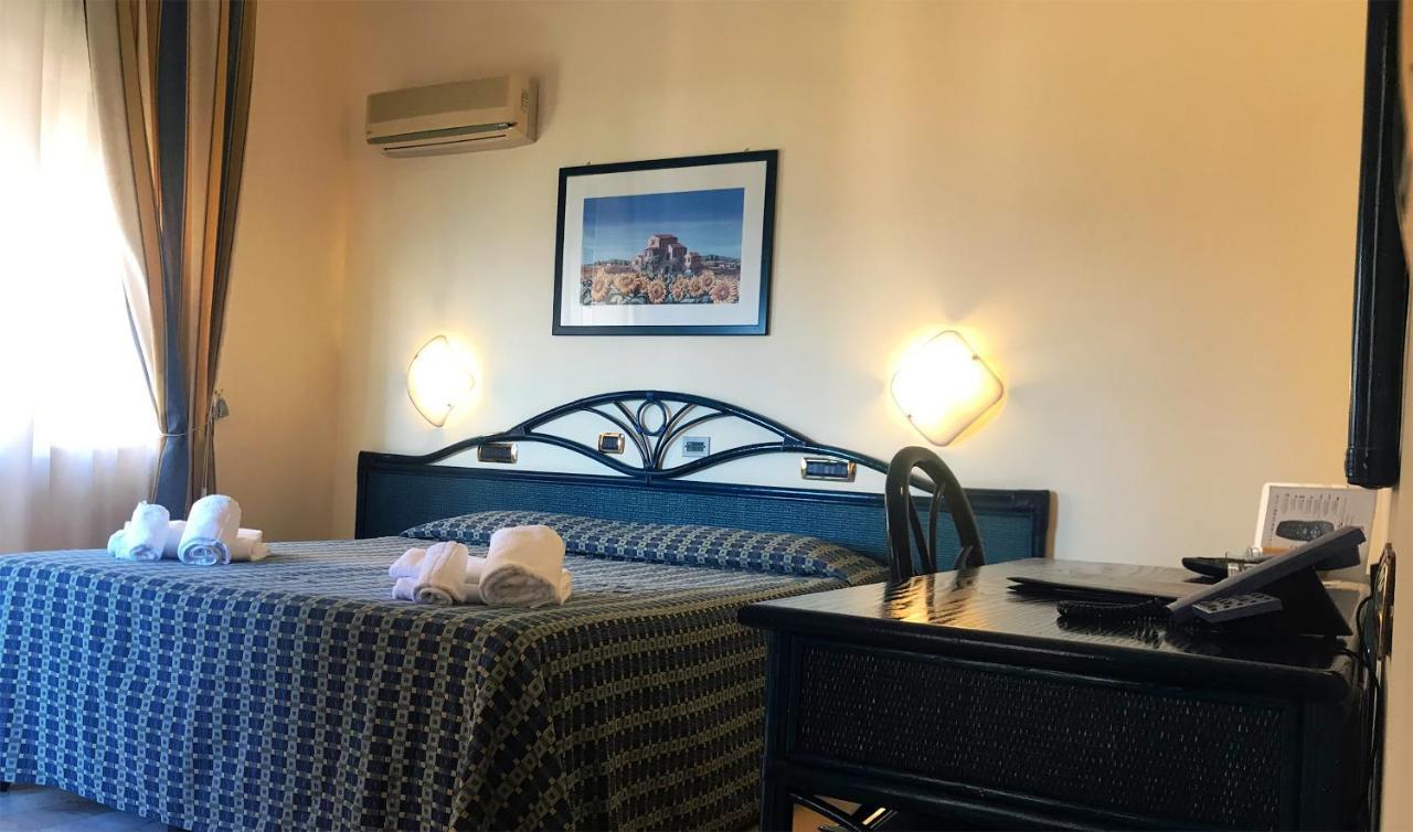 Doppelzimmer mit Balkon und Meerblick