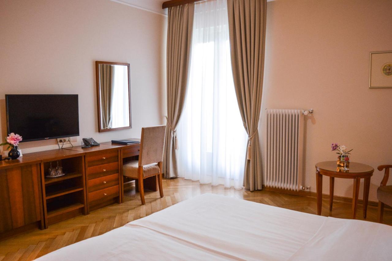 Double or Twin Room Balcony Lake View,996585472:JPEG