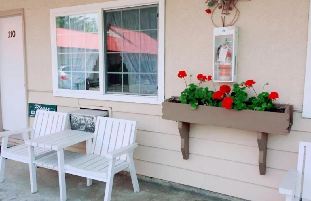 Red Roof Motor Inn-1