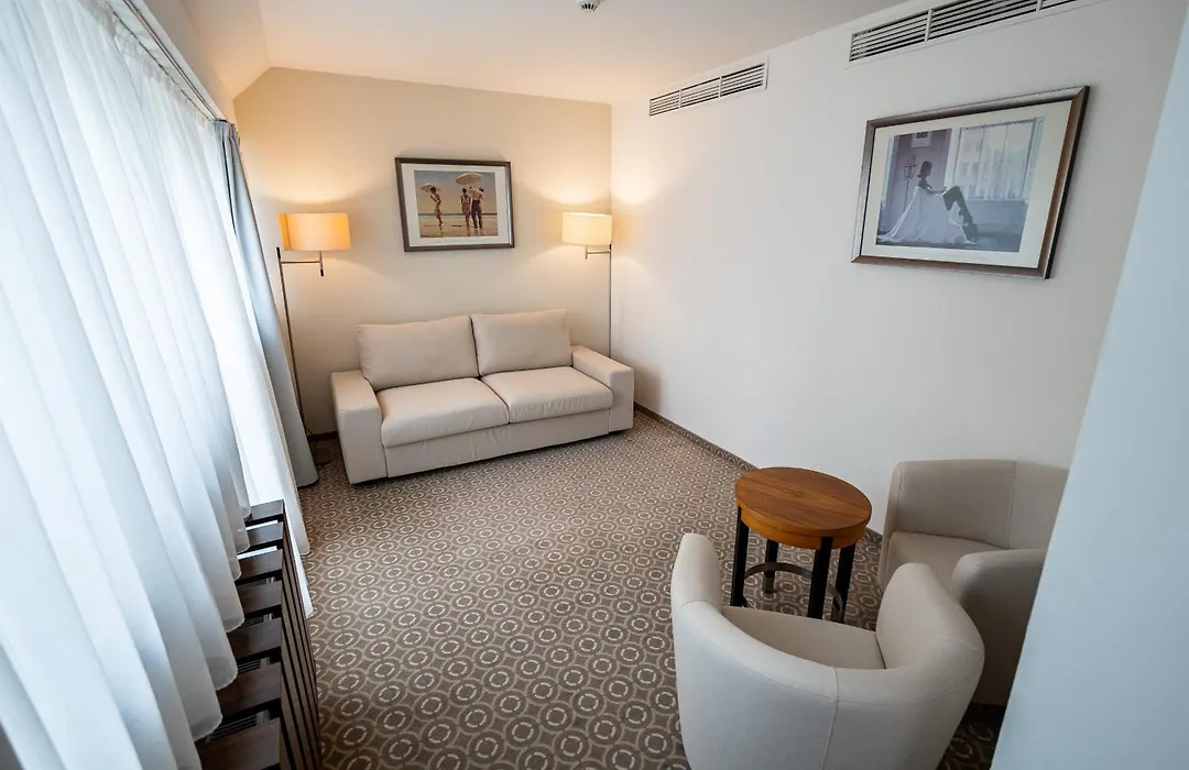 Hotel Silenzio-1