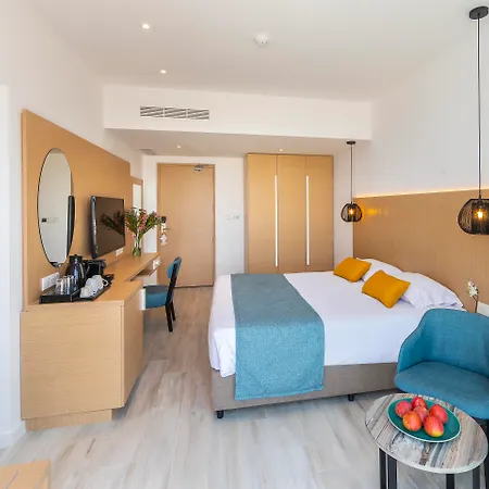 Leonardo Crystal Cove Hotel & Spa - Adults Only-3