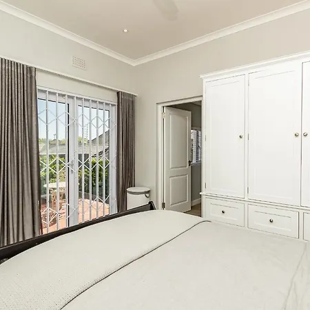 Spacious Guest Apartment In Rondebosch-2