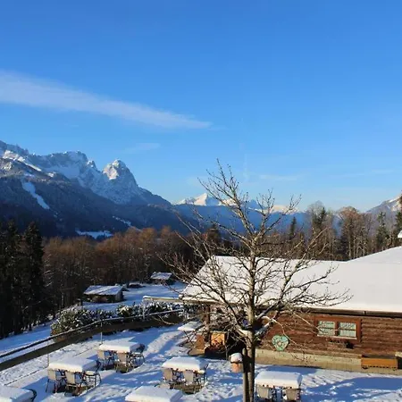 Pfeiffer Alm mit Blick auf die Zugspitze-2