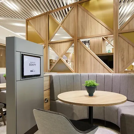 Courtyard By Marriott London City Airport-3