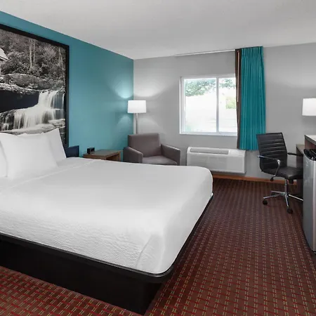 Super 8 By Wyndham Mchenry Fox Lake Area-3