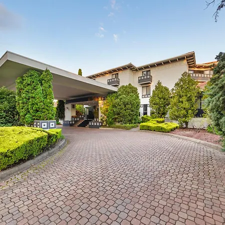 Ramada By Wyndham Diplomat Canberra-2