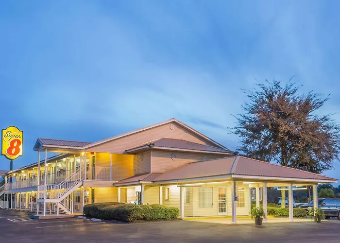Super 8 By Wyndham Madison Hotel