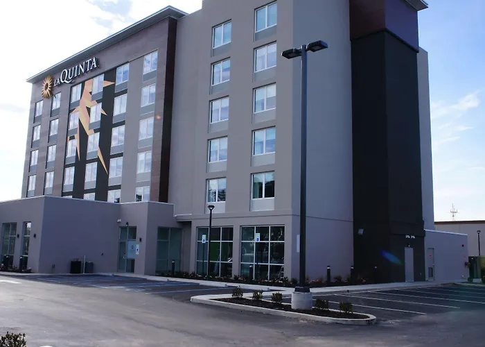 La Quinta By Wyndham Mobile Hotel