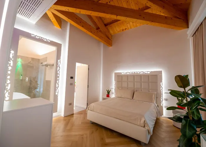 La Divina - Free Parking -