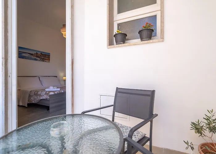 Cavour Rooms