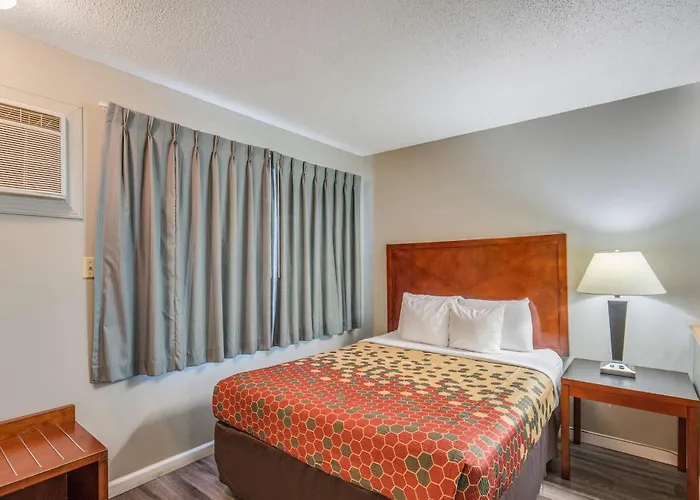 Econo Lodge Inn & Suites Yreka