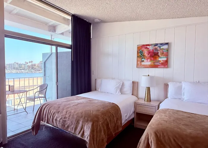 Foghorn Harbor Inn