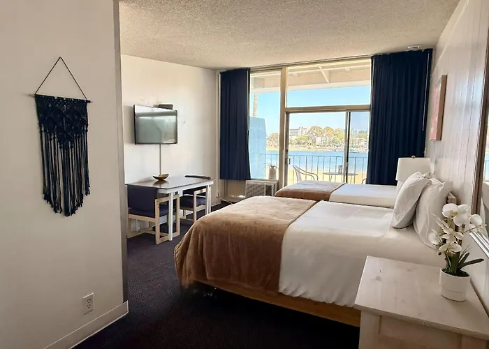 Foghorn Harbor Inn