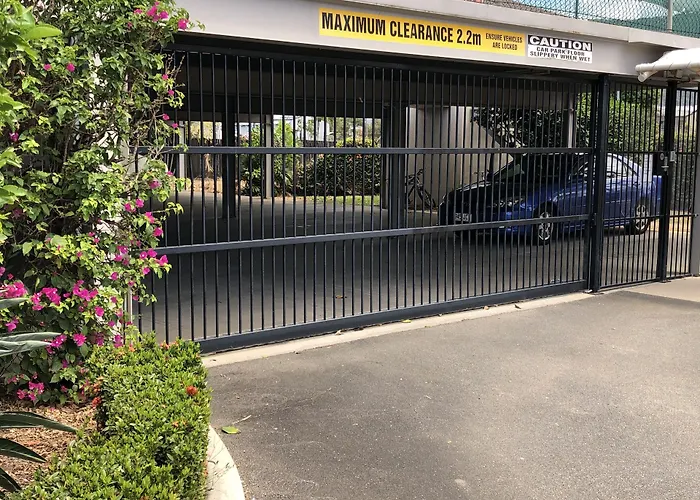 Cairns Reef Apartments & Motel