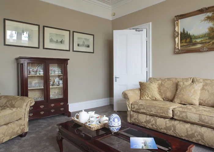 2 Crescent Gardens Guest House Bath
