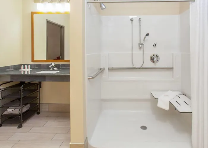 Baymont By Wyndham Grand Forks Hotel