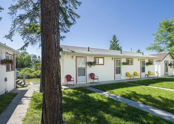Hollywood Cottages Wasaga Beach